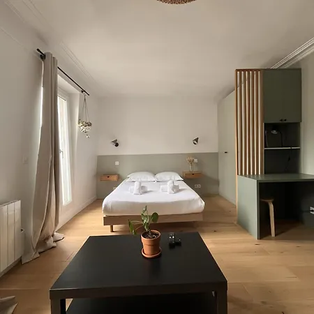 Anna In Apartman *